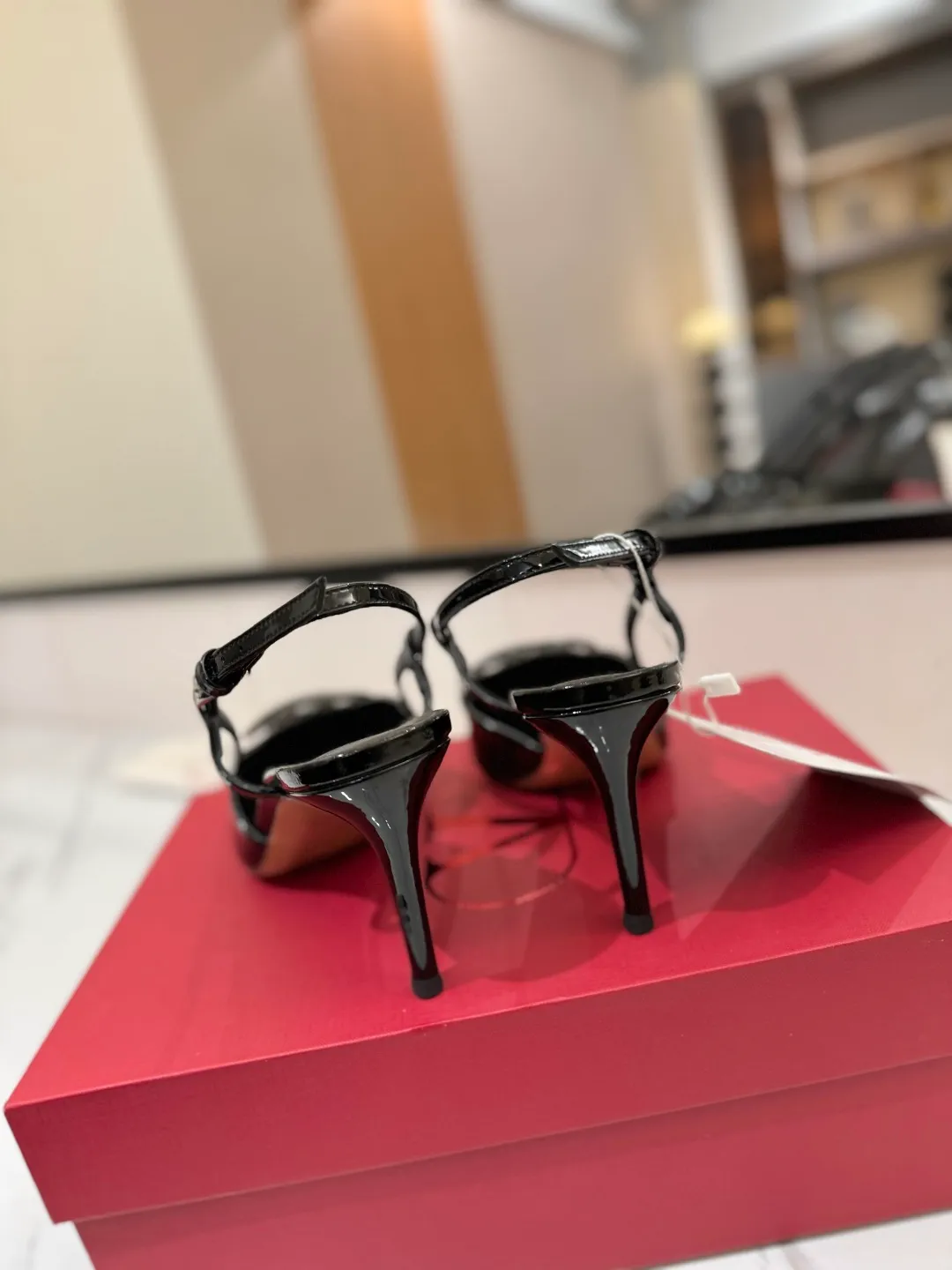 💕💕Factory direct selling price p520💕💕 Valentino launches a new series of sandals, sandals with pointed toe V-buckle sandals. The upper part of the foot is very pedicure-like. The key point is that it is very good and easy to control. It does not grind or tire your feet. It is a walking artifact! Metal VLOGO diamond buckle elements, full of high-end sense! It became sweet instantly.  The avant-garde VLOGO SIGNATURE shoe series interprets VALENTINO GARAVANI's candid attitude. Valentino Garavani V logo back hollow sandals with VLogo Signature decoration, platinum tone VLogo Signature decoration! Upper: imported patent leather Lining: imported goatskin Outsole: Italian leather outsole Heel height: 8cm Size: 35-39 (34-40-41-42 customized size)